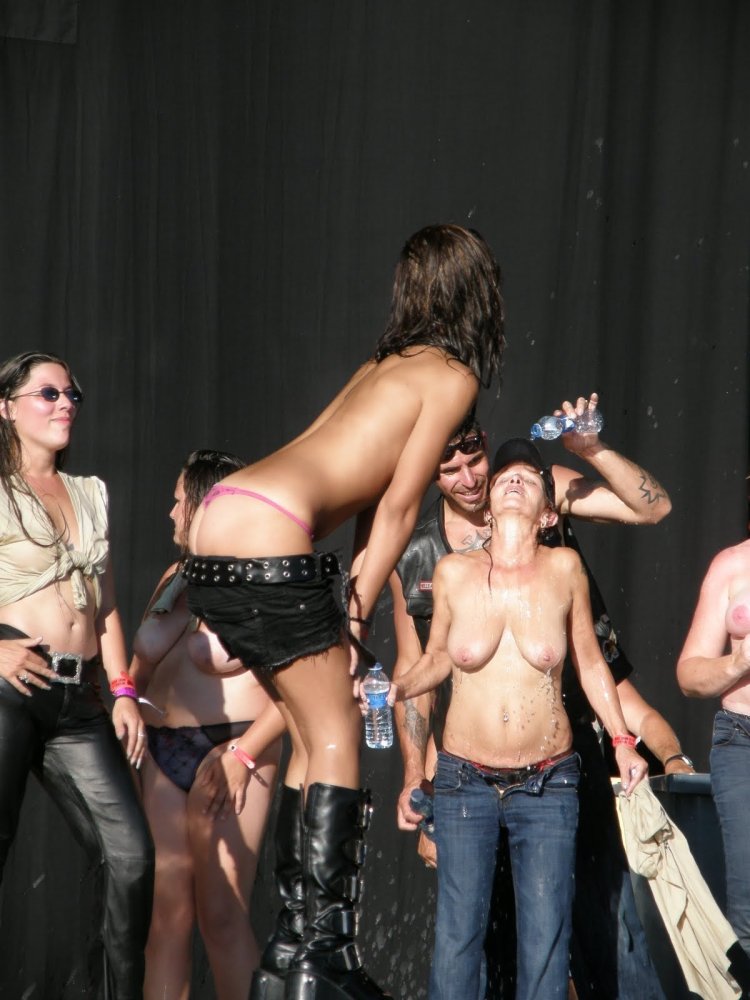 Stars undress on stage