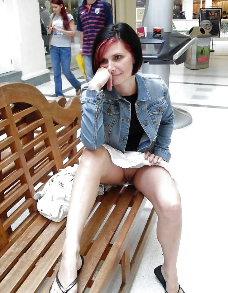 Accidentally showed without panties