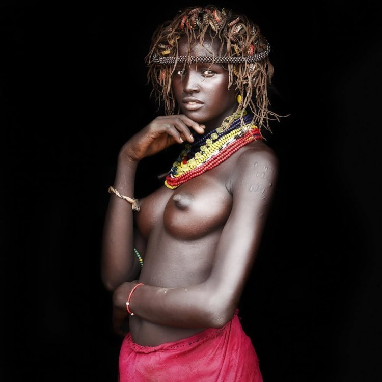 Naked women African
