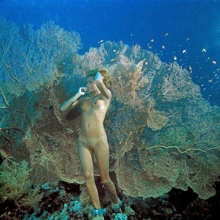 Naked blonde with aqualanga