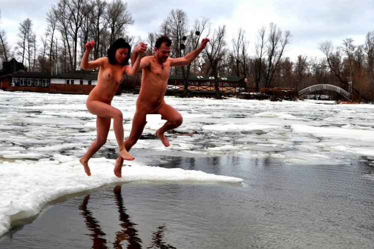 Naked bathing in an ice hole