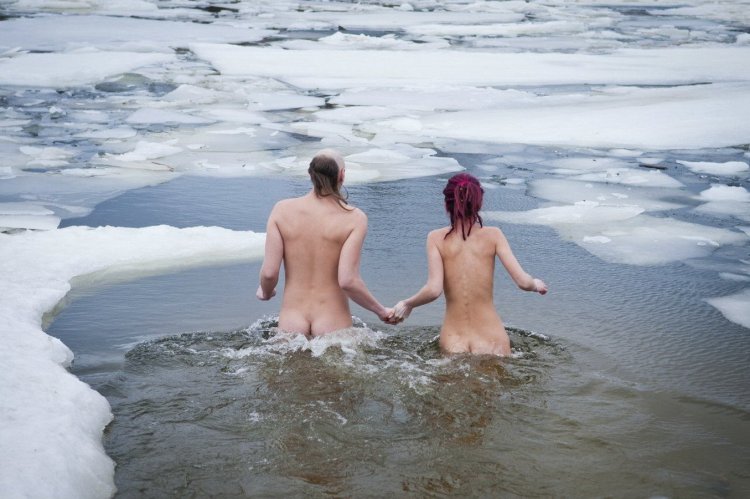 Naked bathing in an ice hole