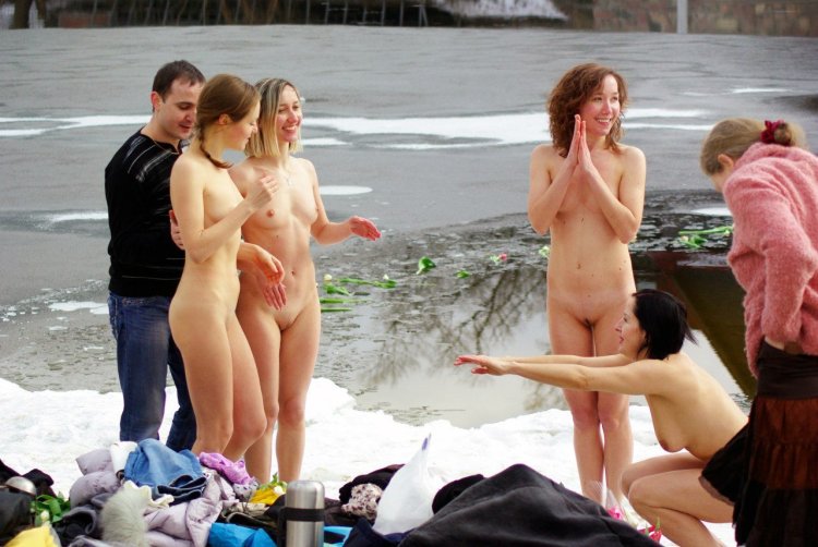 Naked girls bathed in the snow
