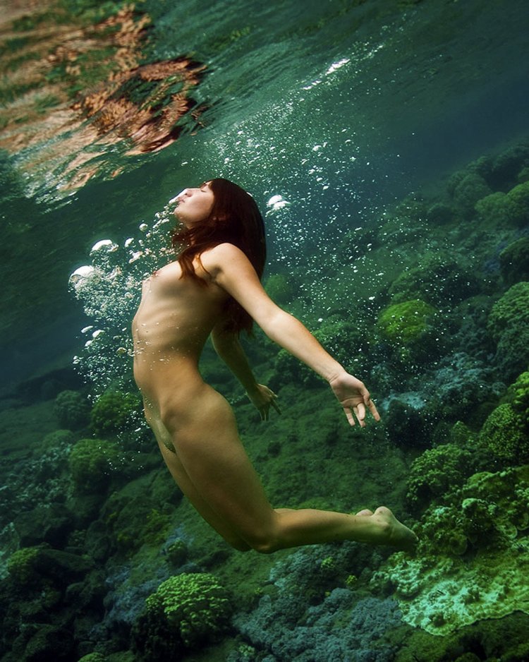 Girls under water without clothes photo