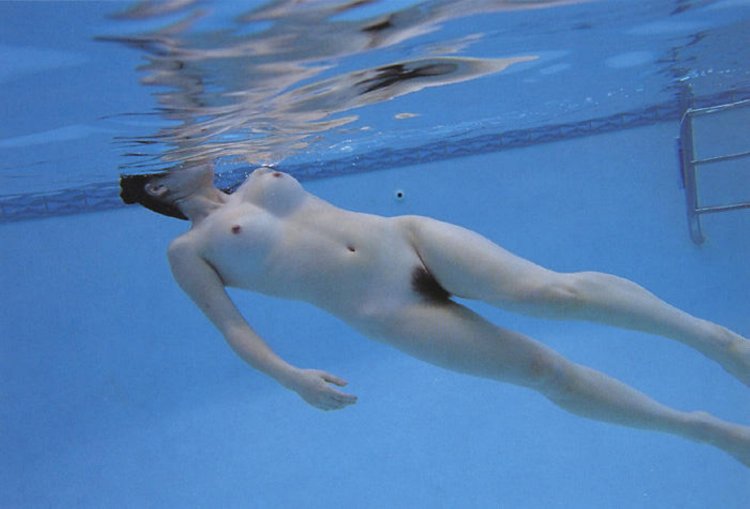 Erotic photo shoot in the pool