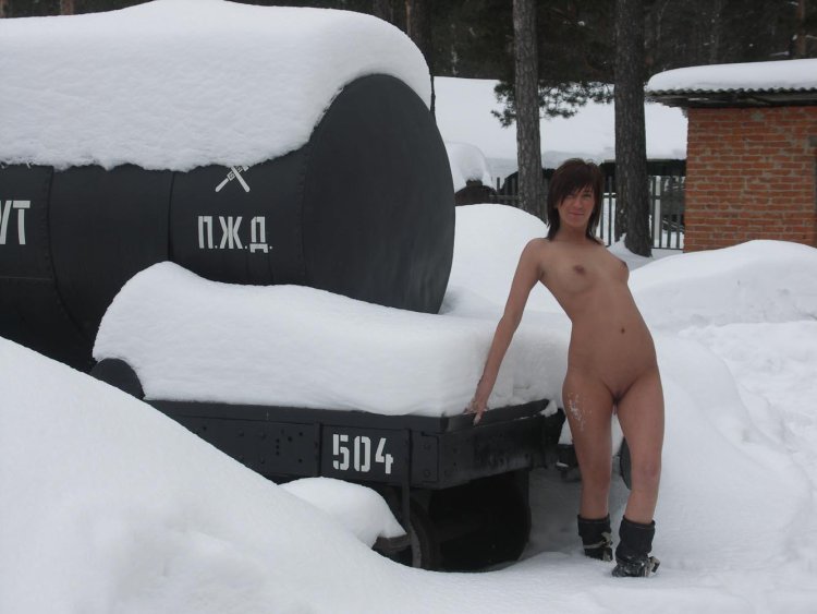 The girl came naked in the cold 40 degrees