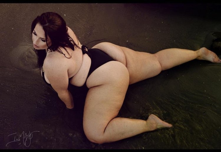 Amber model plus saz naked