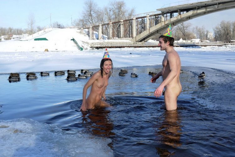 Girls swim naked in the snow