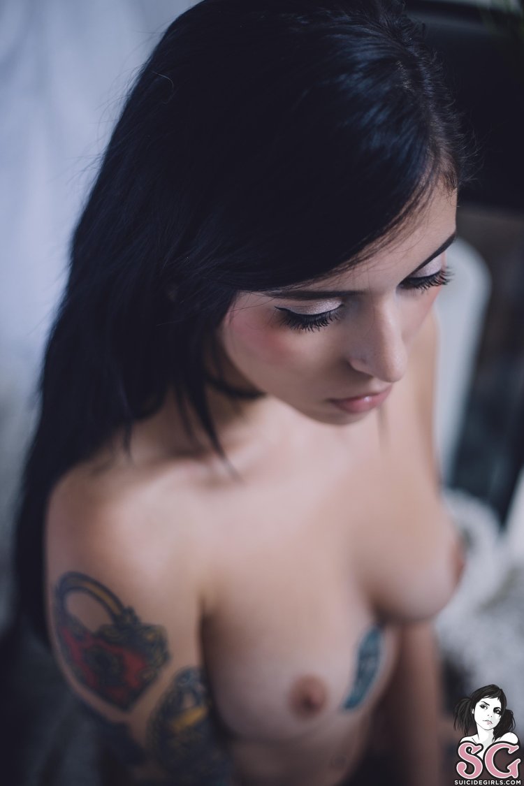 Sara Calixto (Coralinne Suicide) Lesbian