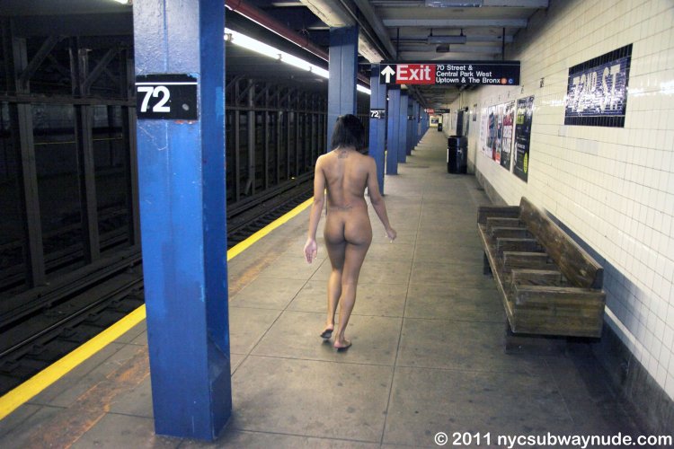 Women Exposing Herself all naked on a Subway