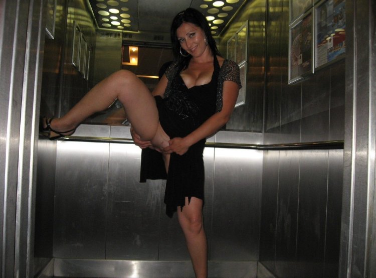 The girl in the elevator sucked