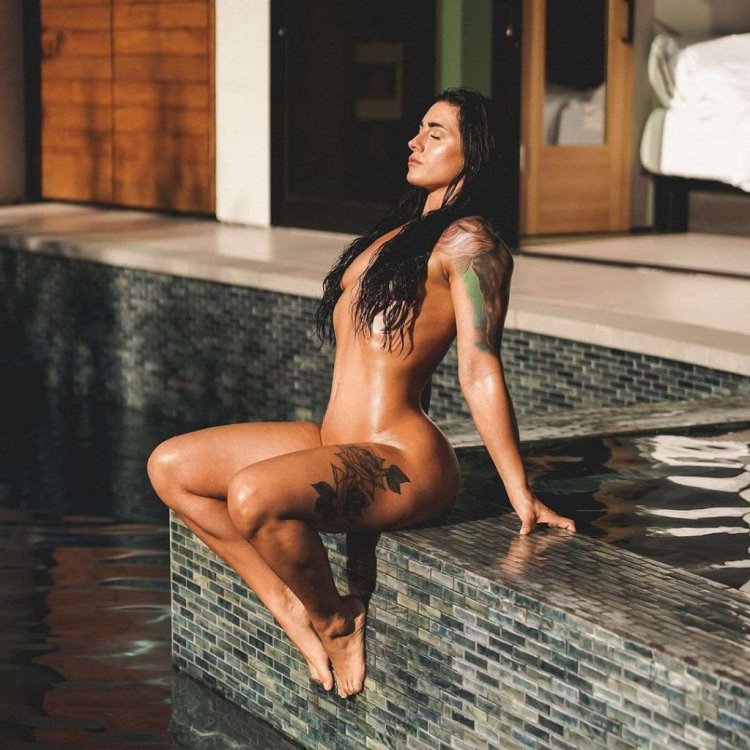 Naked model Melanie Wright