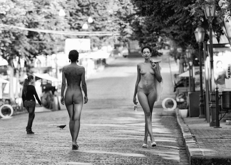 Naked women on the streets of Italy