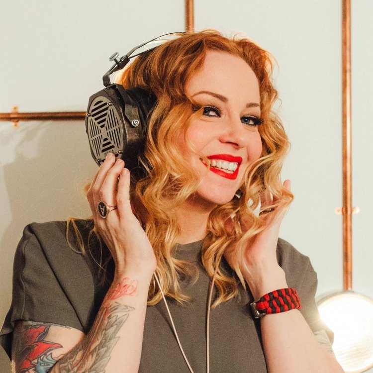 Anneke van Girsbergen Dutch singer