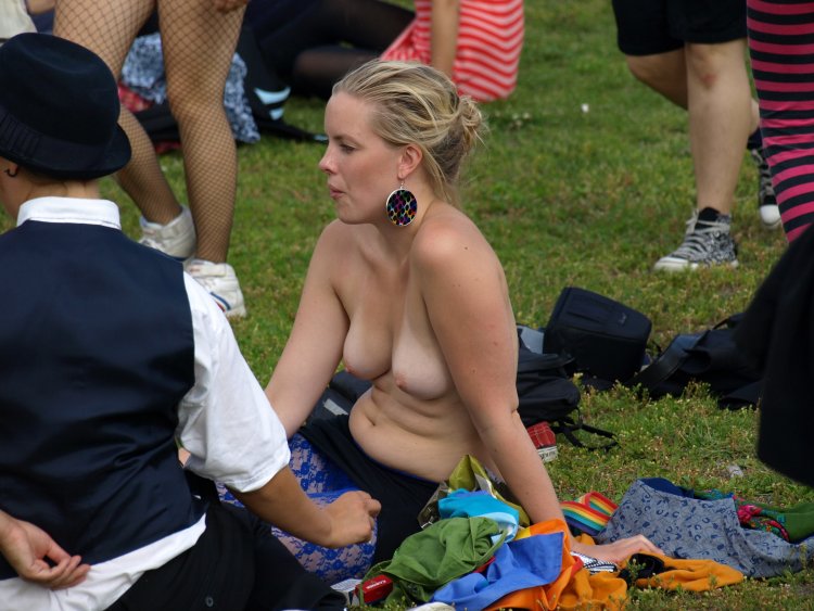 Lit a pussy from under the short