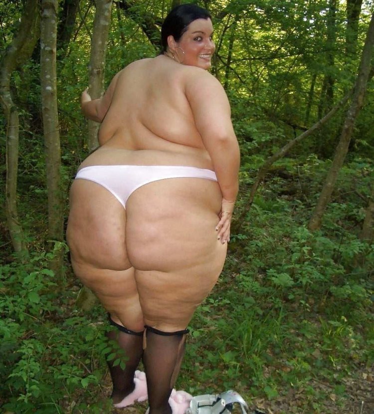 SSBBW Laini Rug on the beach naked GIF