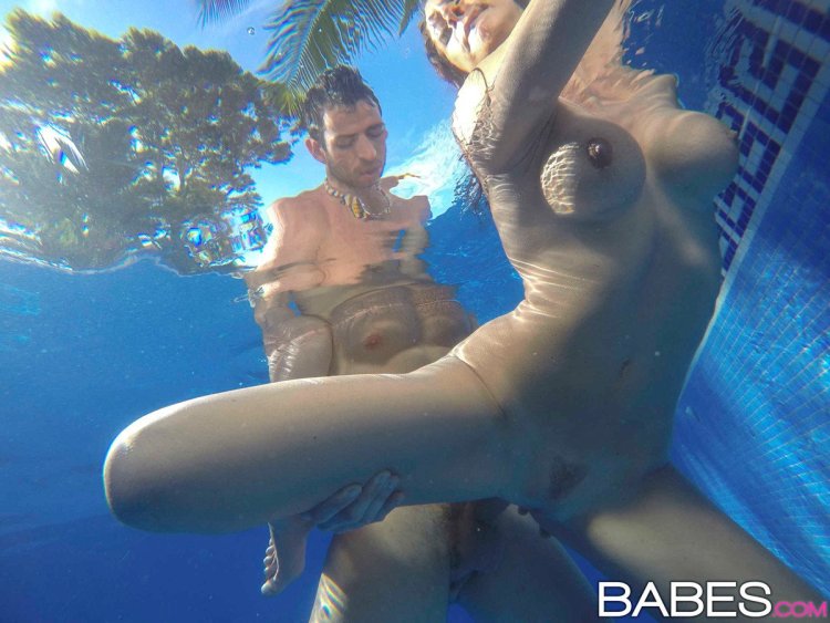 Busty fuck underwater