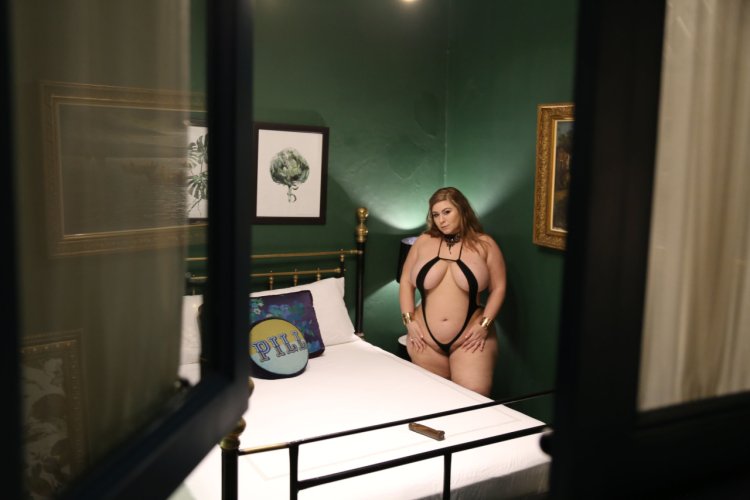 London Andrews Naked through the streets