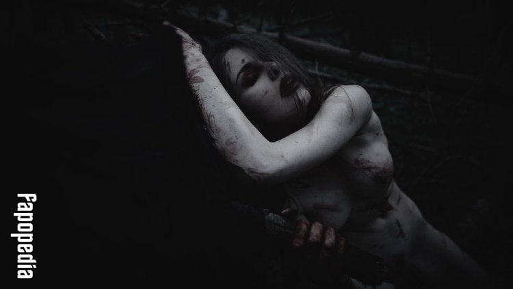 Olga Gorlachuk opened her legs