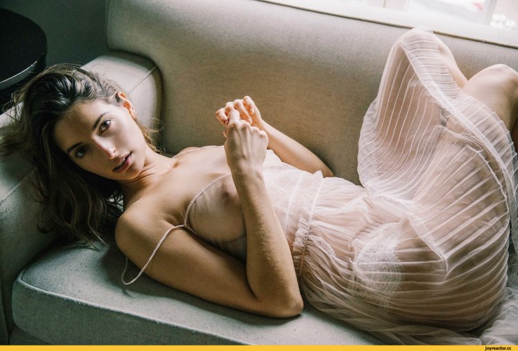 Naked Elizabeth Hiolito