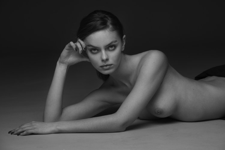 Home photo shoot in the style of nude