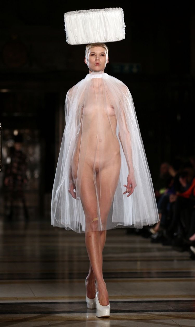 Chinese nudity in the fashion show