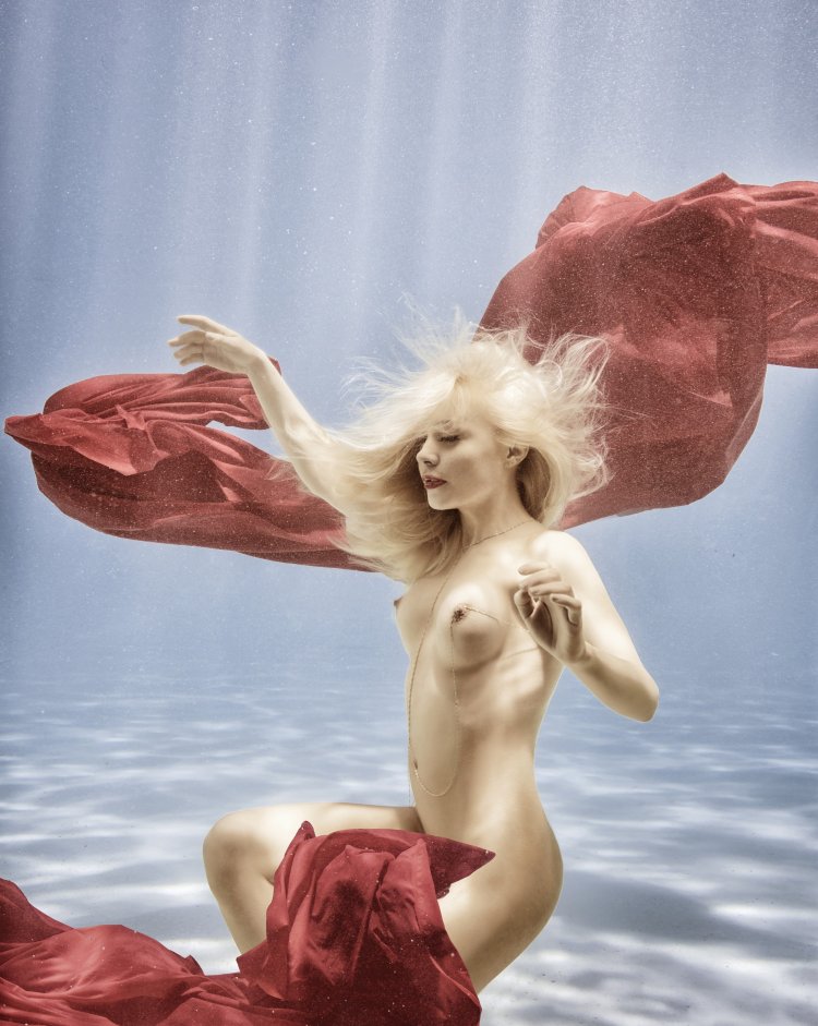 Image in motion blonde nude
