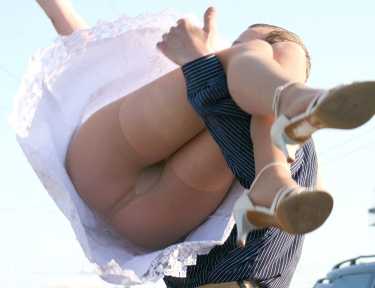 Peeping on a bus without panties