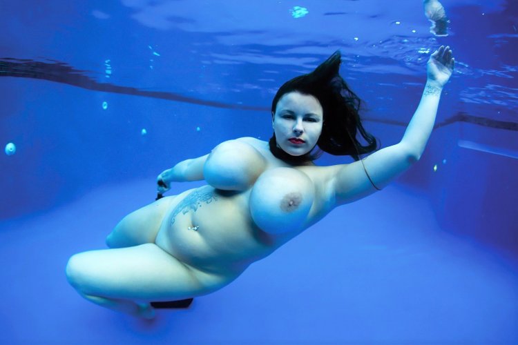 Big boobs under water