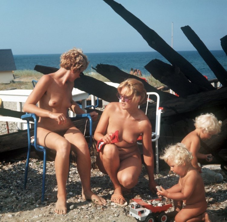 Nudism in Germany / FKK in Deutschland (2002)