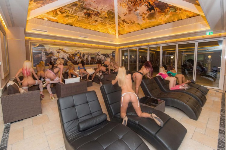 Public anal in nature