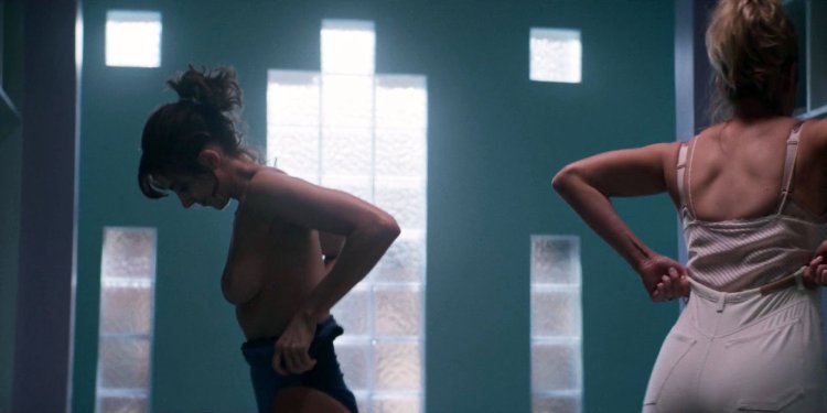 Betty Gilpin sister Jackie Sex Scene