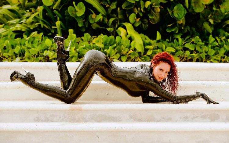 Girls in latex and sea