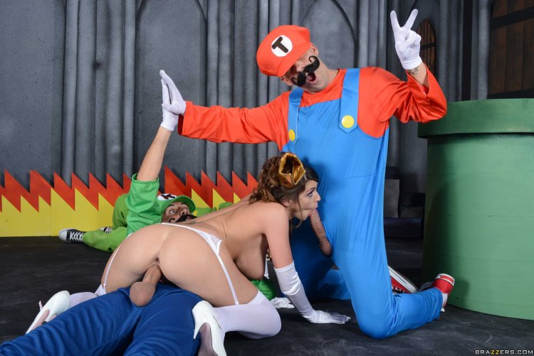 Naked Princess Mario Cosplay