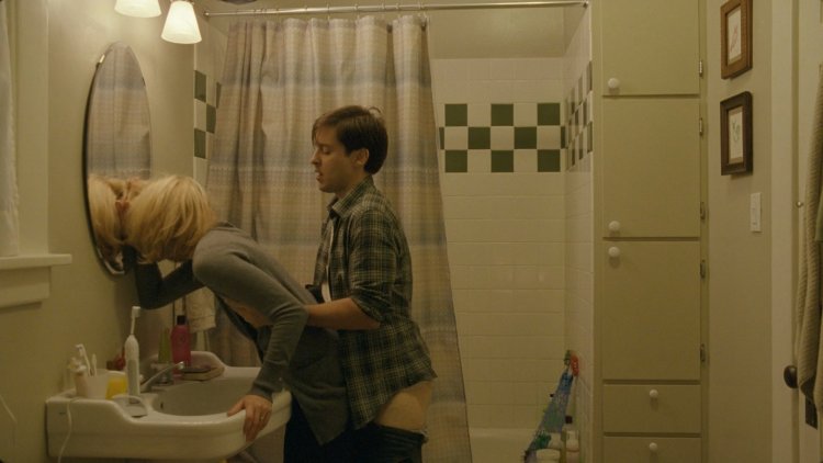 Elizabeth Banks bed stage