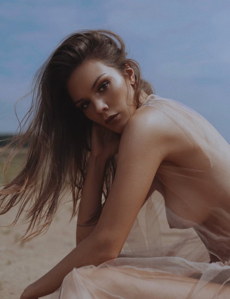 Polina Azarova fashion model