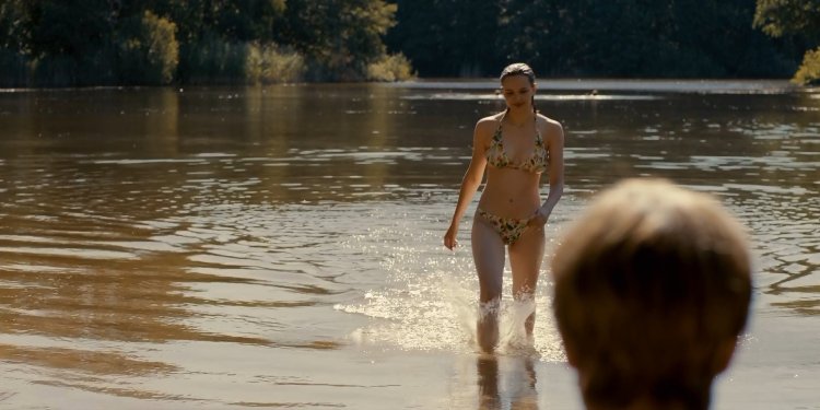 Lisa_on the_weekend poses naked