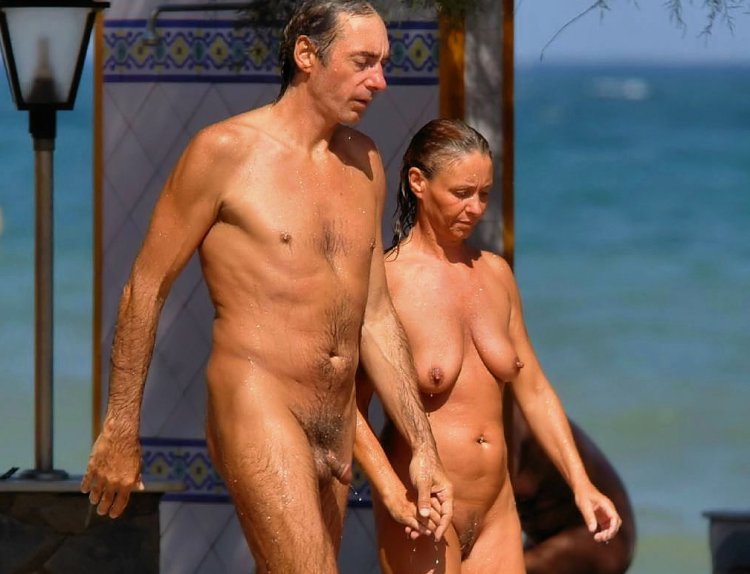 Photo of the husband and wife on the beach