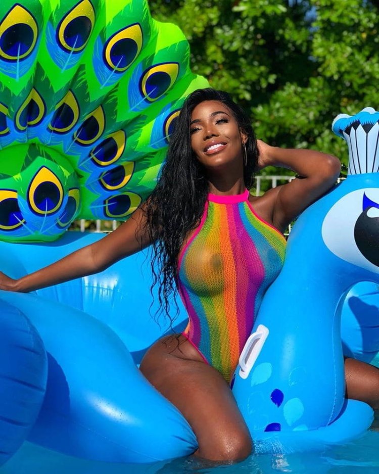 Monifa Jansen Bikini Omg