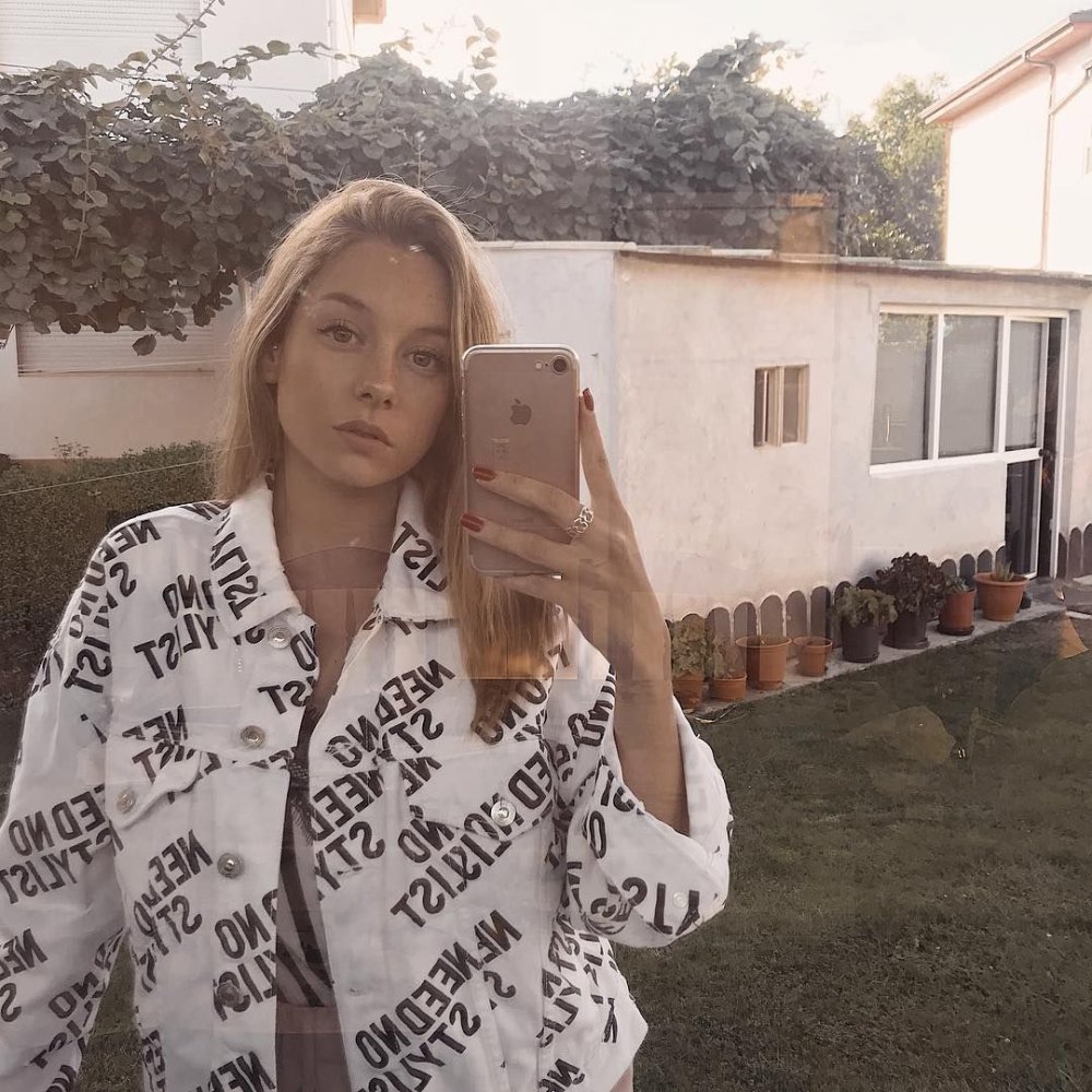 Esther Esposito Selfie