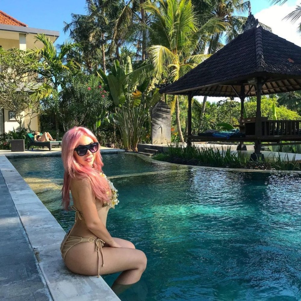 Anette Dounced in mini