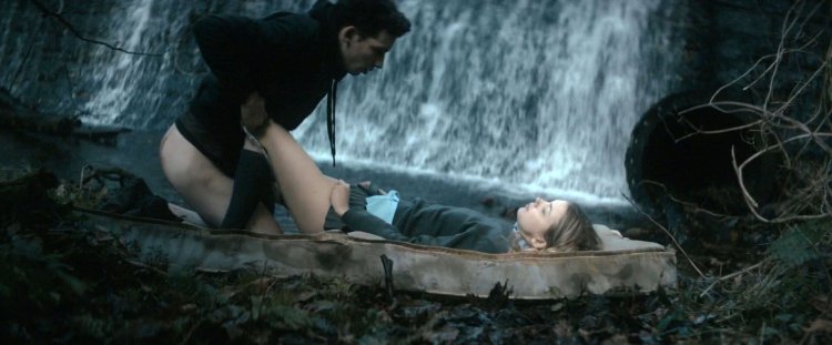 Hannah Murray undressed