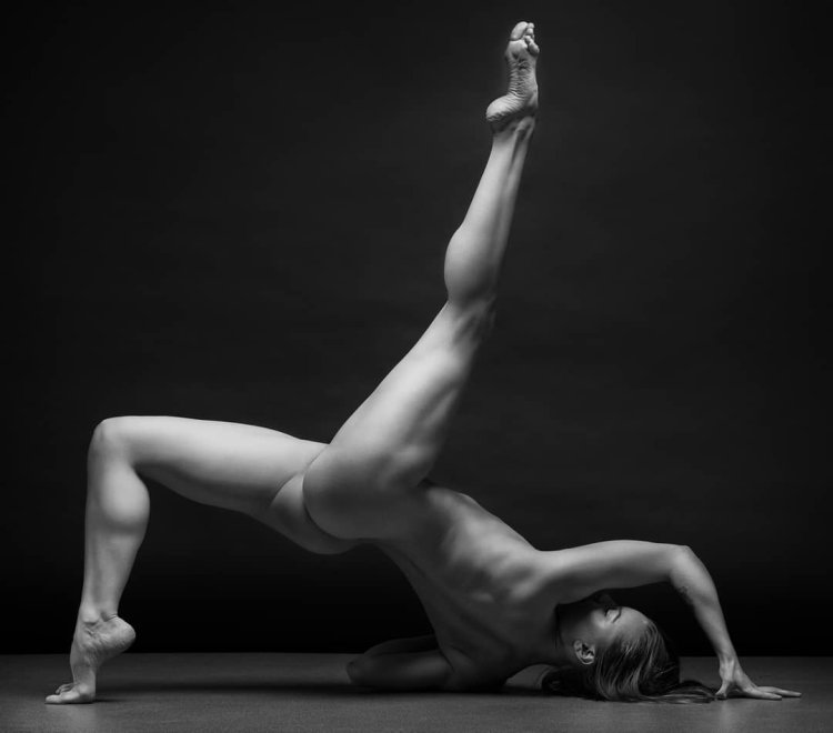 Realistic figures of naked women