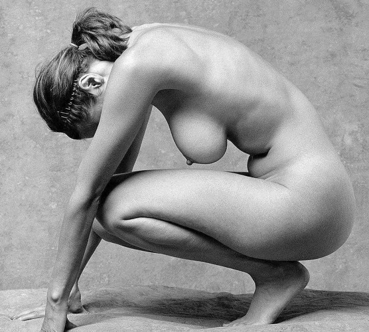 Nude's female body for artists