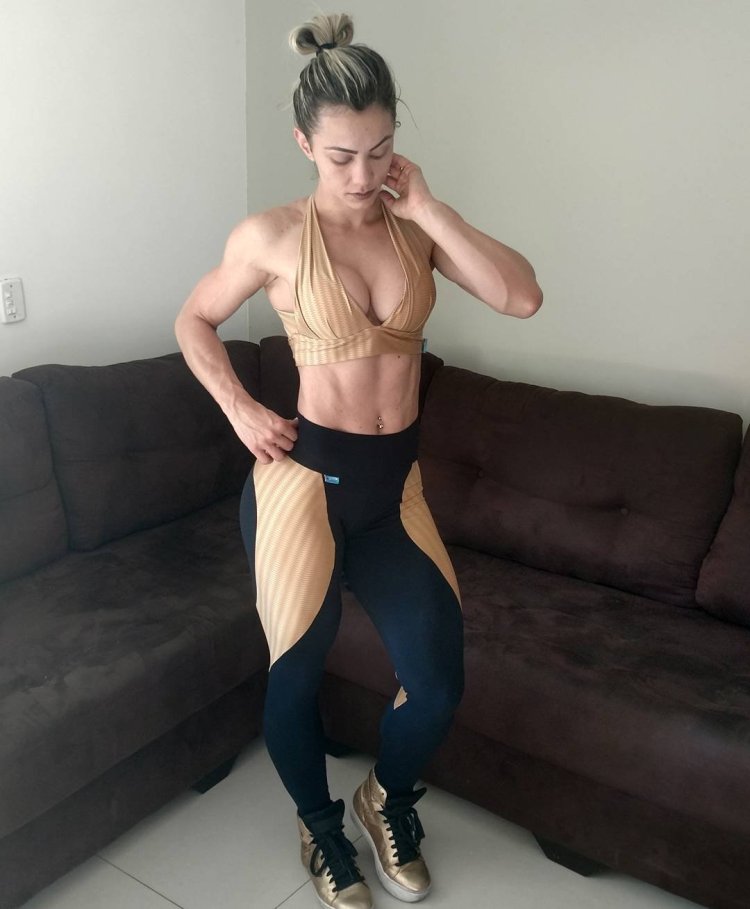 Vivi Winkler bent down