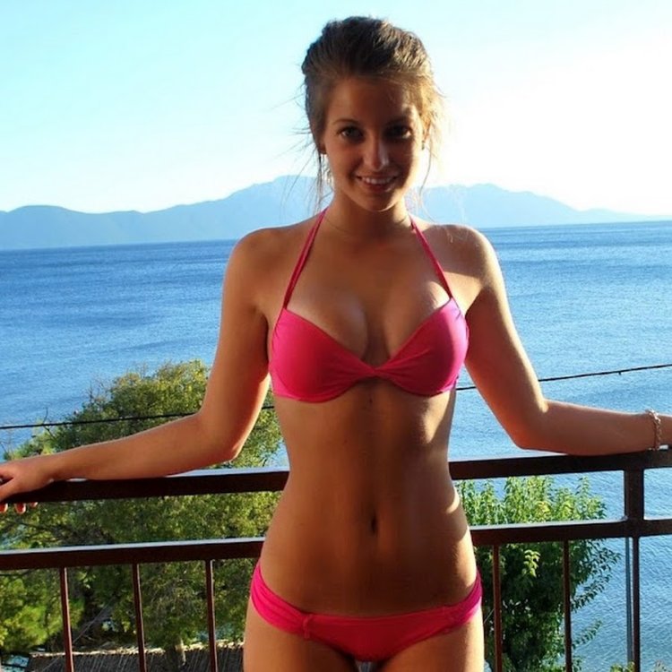 Peyton sheet in a bikini