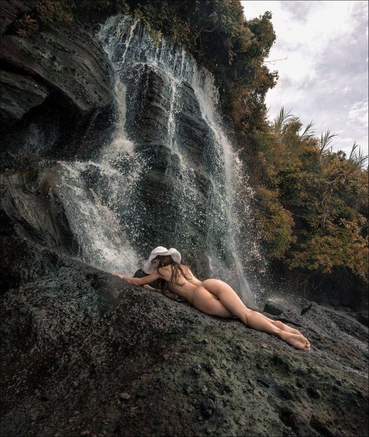 Naked photo shoot in Alushta