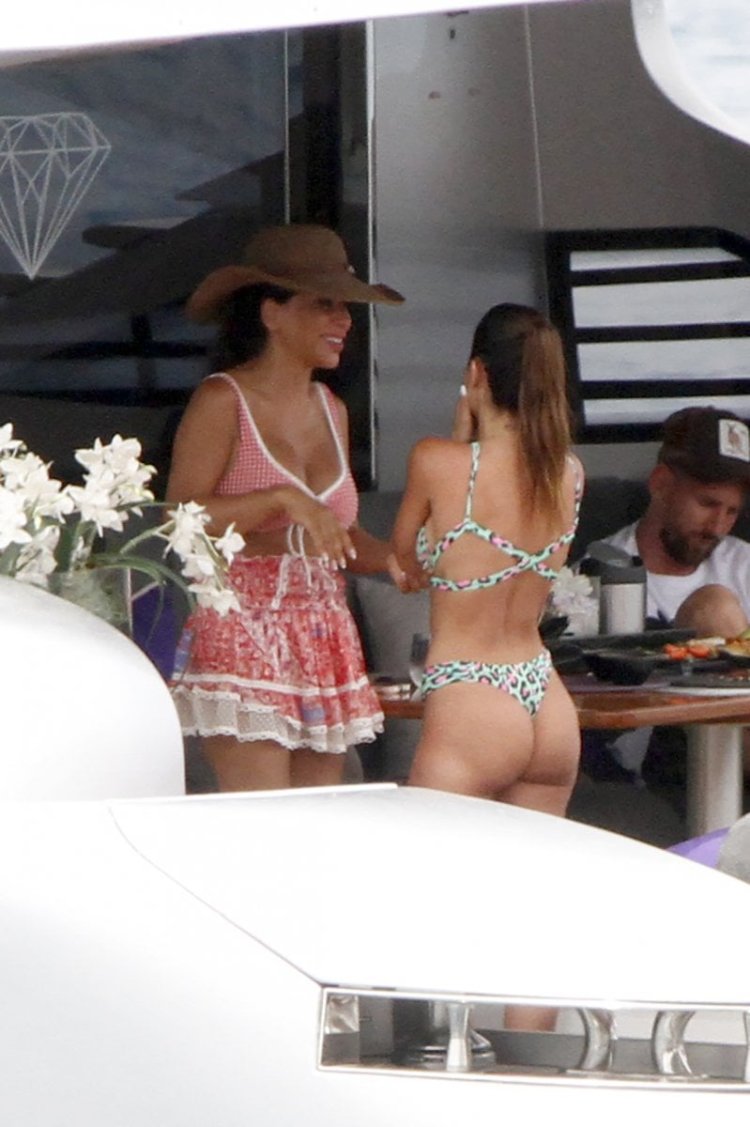 Antonella Rokuzzo naked chest