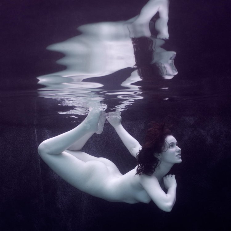 Pregnant women under water nude