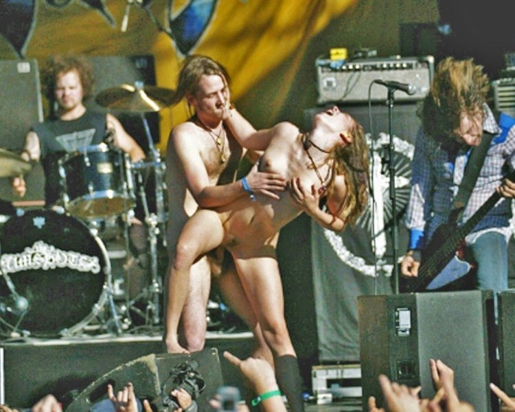 Miley Cyrus Vagina at a concert